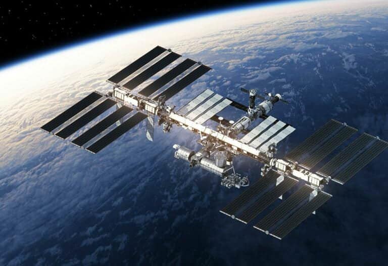 How many individuals are currently in space via the internet