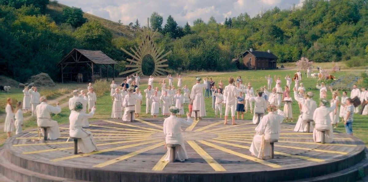 <p>В 2019-м вышел фильм «Солнцестояние». По сюжету компания друзей приезжает в шведскую деревушку на празднование летнего солнцестояния, однако впоследствии попадает в руки языческого культа</p> 