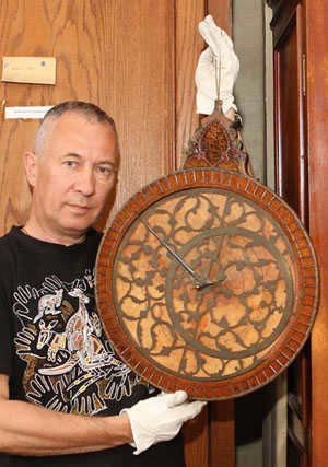 Sergei Maslikov with a large wooden astrolabe from the Hermitage ("Schrödinger's Cat" No. 7-8, 2017)