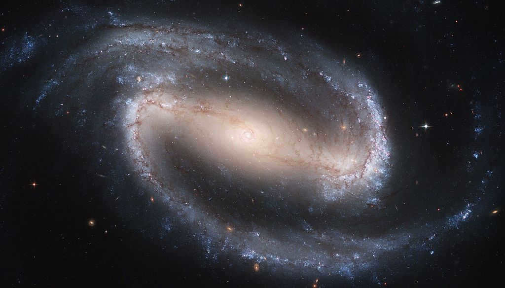 A bar (jumper) runs from the inner ends of the spiral branches (blue) to the center of the galaxy. NGC 1300.