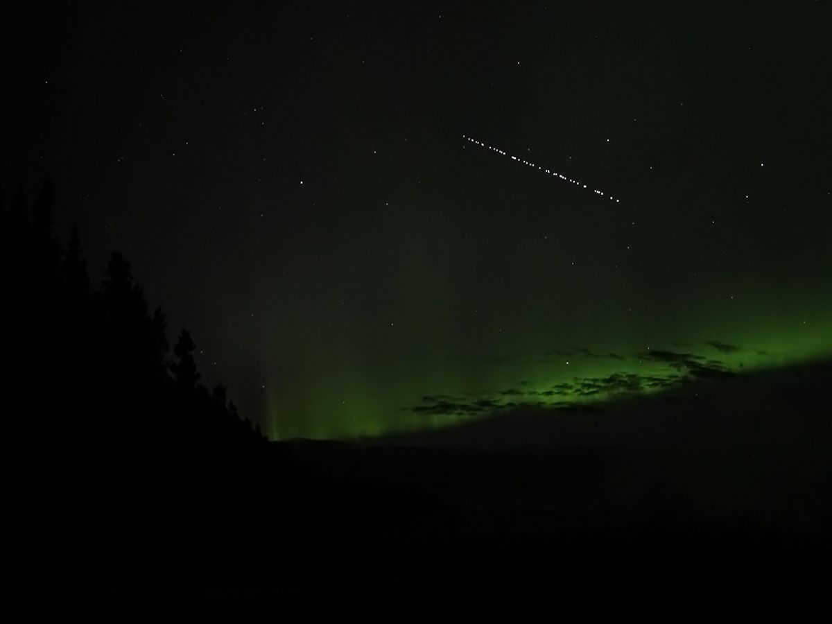 A chain of Starlink satellites from Earth -- one of the phenomena that can be seen in the sky. Photo: Washington Post