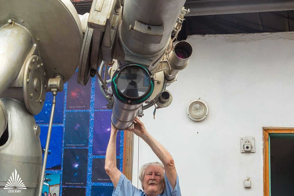 Michael Nevsky: People often worry whether meteor streams are dangerous. No. This is fine dust, and even low density. It flies into the atmosphere at high speeds and burns up.