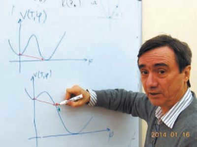 Fig. 20.1 Igor Tkachev illustrates variants of the inflaton tunneling transition - as envisioned in Guth's work (top) and as it should actually occur (bottom). Photo by B. Stern