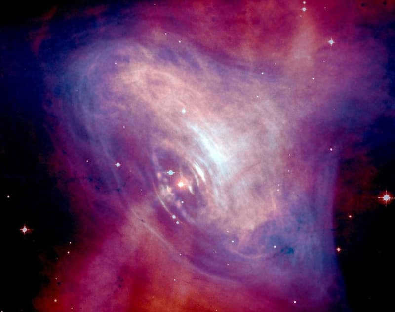 The Crab Nebula, with pulsar PSR B0531+21 at its center (Hubble Telescope and Chandra X-ray Observatory optical image) (https://commons.wikimedia.org/wiki/File:Chandra-crab.jpg?uselang=ru).