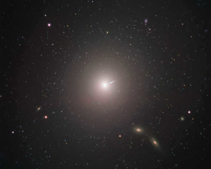 A photograph of the giant elliptical galaxy Messier 87 ("Science and Life" No. 5, 2019) 