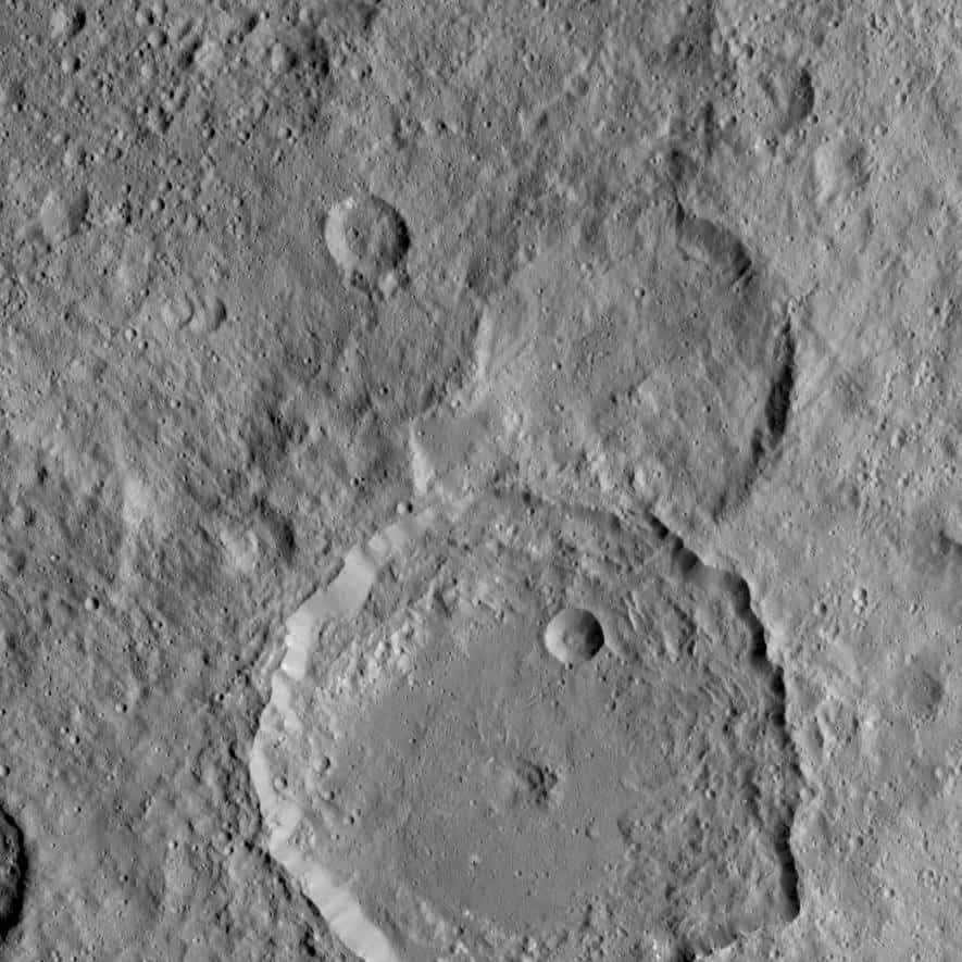 The Dawn spacecraft managed to capture this image of the large crater Gau, located on Ceres. Gau was a goddess in Germany to whom sacrifices were made at the time of the rye harvest. The center of the crater formation is filled. The diameter covers 84 km and the resolution is 140 m per pixel. The image was received on August 18, 2015 at a distance of 1470 km. The Jet Propulsion Laboratory is responsible for the Dawn mission. It is part of the more global Discovery project.