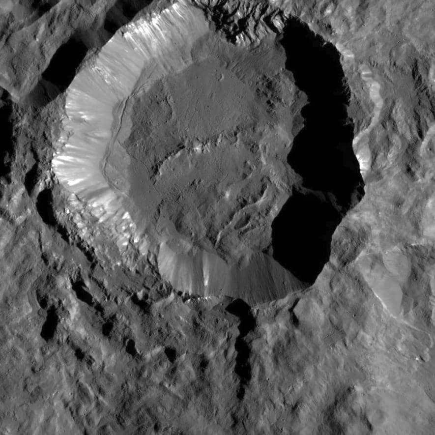 An image extracted by NASA's Dawn spacecraft shows the Kupalo crater. It is one of the youngest crater formations on the dwarf planet. It is endowed with brightly colored material concentrated on the rim and walls, capable of being layered. The streaks on the bottom may have formed due to post-impact melting and debris accumulation. It extends 26 kilometers wide and is located in the southern mid-latitudes. It is named after the Slavic god of vegetation and harvest. The Jet Propulsion Laboratory is responsible for the Dawn mission. It is part of a more global project Discovery.
