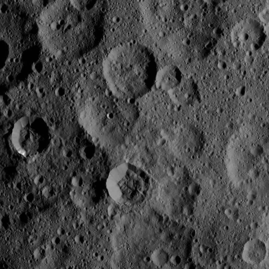 The Dawn apparatus managed to capture craters Takel and Kozobi, located on Ceres. The former is a young formation associated with bright material (left), while the latter is a clear impact mark (below center). The Jet Propulsion Laboratory is responsible for the Dawn mission. It is part of the more global Discovery project.