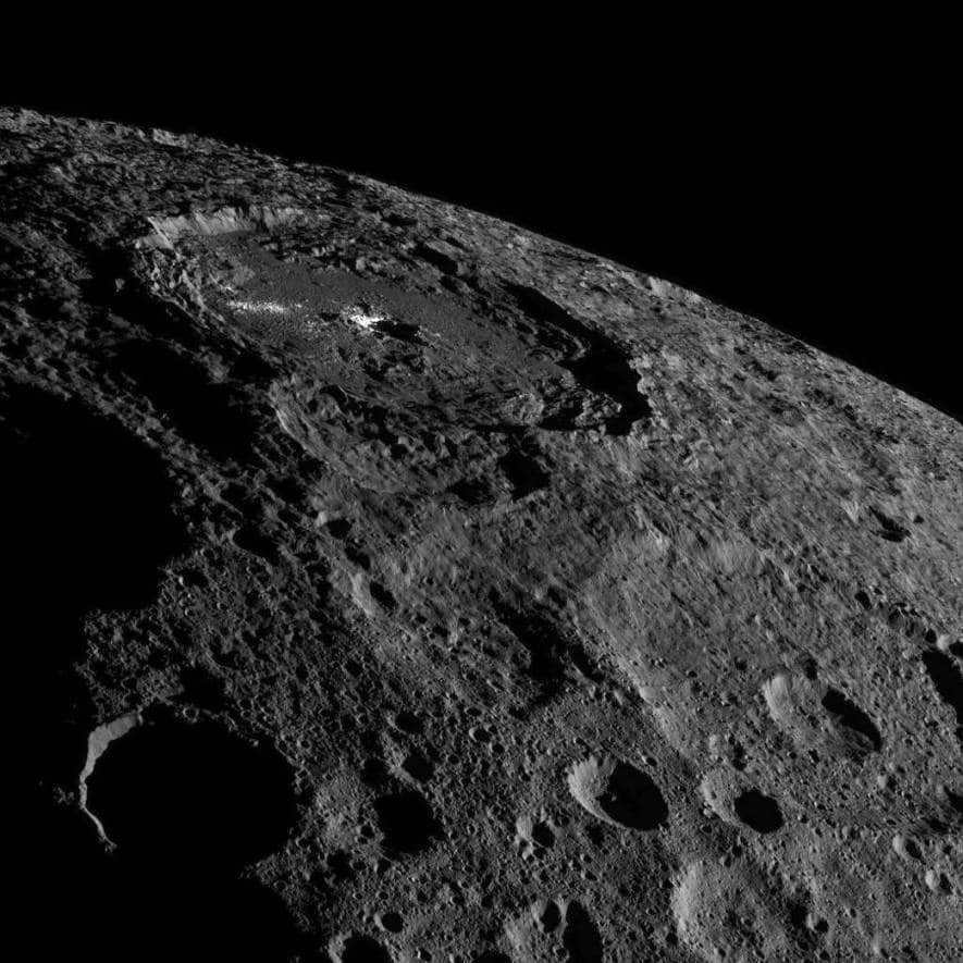 This image shows the edge of the dwarf planet Ceres with the territory of the northern hemisphere. The majestic crater Ocrrator. It extends for 92 kilometers and deepens for 4 kilometers. It's the clearest evidence of recent geologic activity. Analysis shows that the inner material is salt. It was left behind after the fine liquid went through freezing and then sublimated (from ice to vapor). The image was acquired by the Dawn spacecraft on October 17 at a distance of 1480 km. The resolution is 140 meters per pixel. The Jet Propulsion Laboratory is responsible for the Dawn mission. It is part of the more global Discovery project.