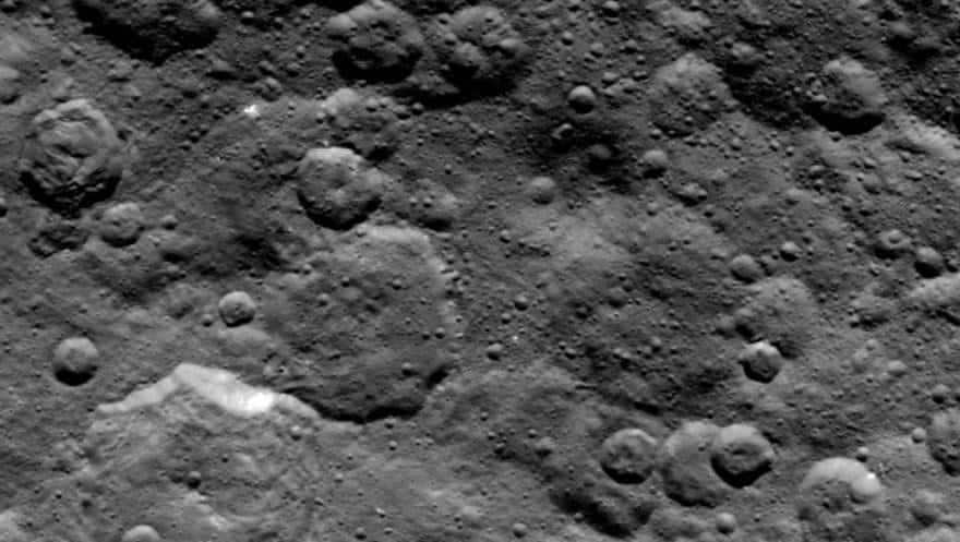 On June 6, 2015, the Dawn spacecraft managed to capture craters on the north side of the dwarf planet Ceres. This is one of the first images from the second orbital pass at an altitude of 4,400 km with a resolution of 410 m per pixel. The Jet Propulsion Laboratory is responsible for the Dawn mission. It is part of the more global Discovery project.