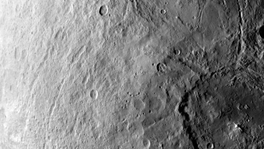 On June 6, 2015, the Dawn mission managed to capture this large crater on the southern hemisphere of the dwarf planet Ceres. A huge number of different formations created by impact events can be noted. The instrument is located at an altitude of 4,400 kilometers and the resolution is 410 meters per pixel. The Jet Propulsion Laboratory is responsible for the Dawn mission. It is part of the more global Discovery project. 
