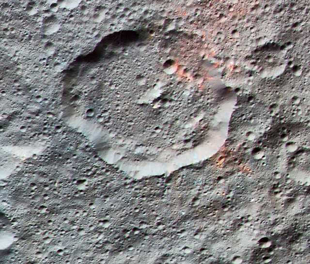 The crater of Ernutetus. Areas containing organics are highlighted in red.