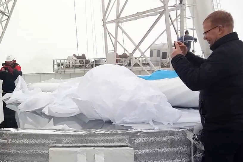 Deputy Director of the SAO RAS Dmitry Kudryavtsev taking photos of the unpacking of the restored BTA mirror.