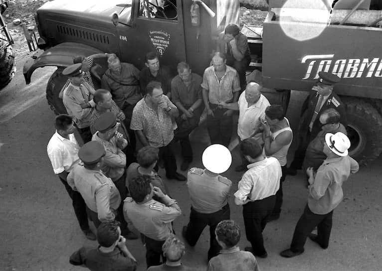 Meeting of transportation workers before climbing the mountain on which the BTA is being built. July 1968