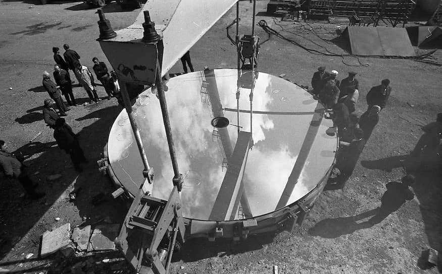 The first BTA mirror arrived at the observatory in 1974. To create it, a glass blank about 1 m thick and weighing about 70 tons was first cooled for two years, and then it was polished for another seven years with a powder of 12 thousand carats of natural diamonds of technical quality. It was this mirror that underwent a twenty-first century restoration at the Lytkarinsky Optical Glass Plant, which was unsuccessful