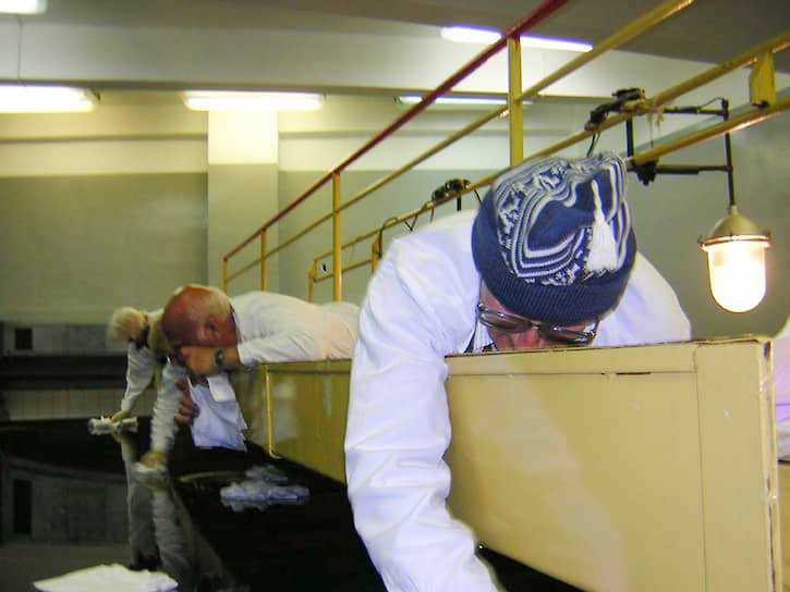 The second mirror of the BTA underwent regular re-alumination procedures. Approximately every five years, the reflective layer of aluminum was washed off the mirror with acids and then a new coating was applied. Each such procedure deteriorated the mirror surface at the micro level. This affected the quality of observations, and in the early 2000s the RAS decided to restore the first BTA mirror to correct the situation