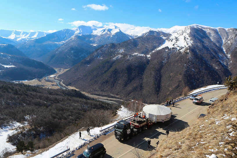 The mirror arrived back to SAO RAS in 2018 from Lytkarino for 11 million rubles. The operation for its delivery took eight days, and the vibration of the mirror inside the protective container should not exceed 3 mm. Because of this, the transport could move at a speed of no more than 40 km/h, and in the mountains - no more than 10 km/h