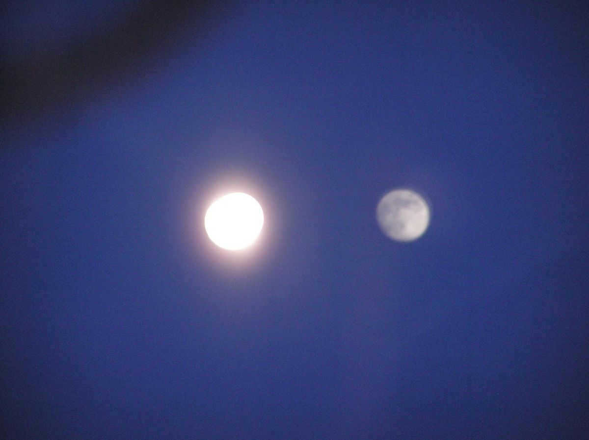 2 Moons in the sky