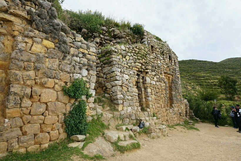 Ruins on the Isle of the Sun. Photo: Elias Rovielo / flickr.com