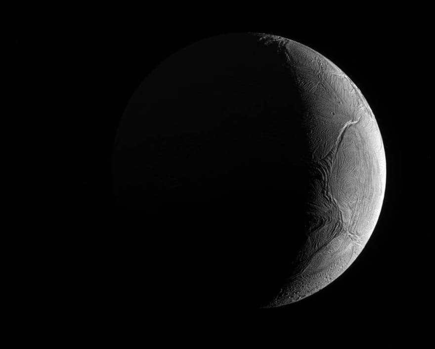 In appearance, Enceladus resembles its neighboring satellites: frosty, covered in ice, and lacking in hospitality. But scientists believe that it is capable of having the conditions necessary for the formation of life. Cassini's close tracking has revealed that the moon (504 km across) is not only endowed with water jets ejecting material into space, but also hides a large-scale liquid ocean beneath the surface layer. We know that water acts as one of the main criteria for the origin and maintenance of life, so Enceladus is an important target for future missions. The November 27, 2016 overview focuses on the lunar hemisphere turned toward the planet. North stretches upward and faces 6 degrees to the right. The image was taken in green light at a distance of 130000 kilometers. The Cassini program acts as a joint development of ESA, NASA and the Italian Space Agency. The team is based at LRD. The two cameras on board are also built by them. The extracted photos are being processed in Boulder, Colorado.