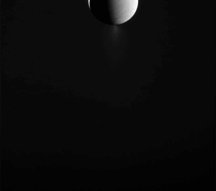 In this view, it seems that one side of Enceladus is illuminated by the Sun and the other side is in shadow. But don't believe everything you see. In fact, the part on the right is illuminated by planetary glow and the part on the left by direct sunlight. Such images are aimed at observing jets of icy material ejected from the southern area. At times like this, Cassini needs to position itself on the night moon side because the particles are best seen when illuminated by starlight. Here the spacecraft is facing the leading side. The image was taken in visible light with a narrow-angle camera at a distance of 364,000 kilometers. Cassini approached Enceladus (504 km across) on May 10, 2015. Scale: 2.4 km per pixel. The Cassini program acts as a joint development of ESA, NASA and the Italian Space Agency. The team is housed at LRD. The two cameras on board are also built by them. The extracted photos are processed in Boulder, Colorado.