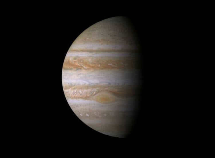 How to see Jupiter? Under the clouds of Jupiter there is no solid surface, unlike the planets of the Earth group. Photo.