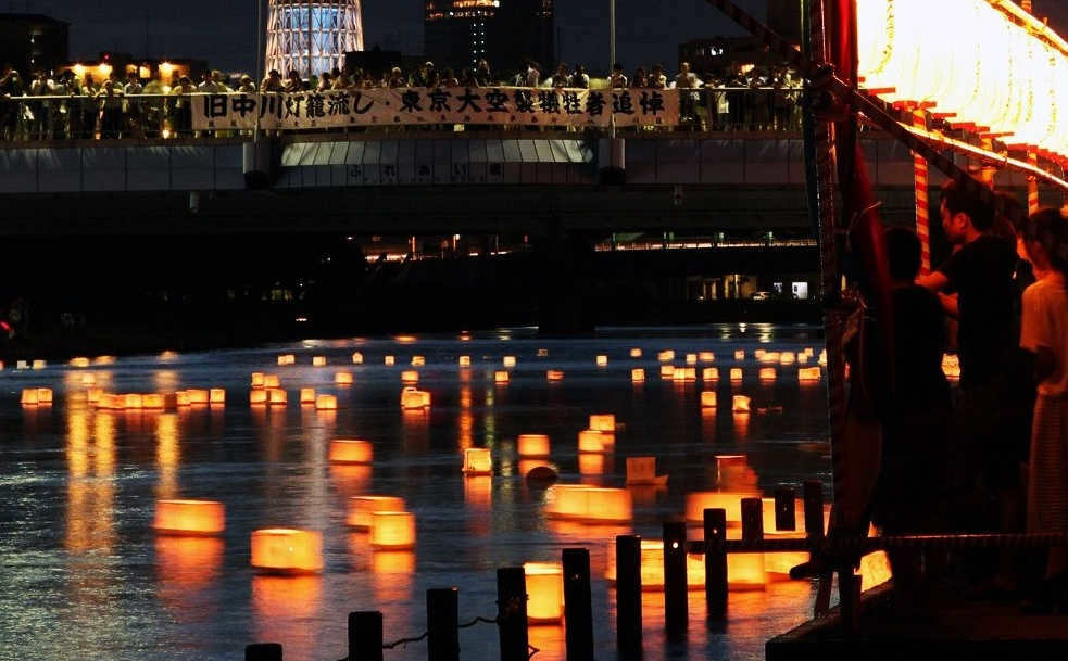Lanterns on rivers in Eastern countries symbolize not only the souls of the dead, but also the stars of the Milky Way.