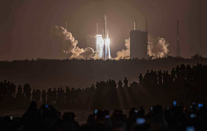 The launch of China's Chang'e-5 probe to the Moon from the Wenchang Cosmodrome. The probe successfully landed on December 1