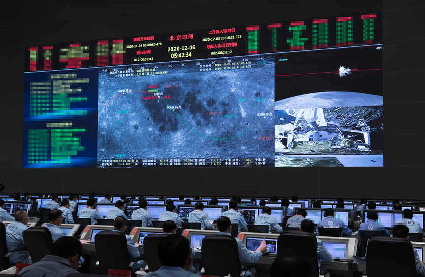 The Beijing Aerospace Center monitors the docking of the probe, which took lunar soil samples, with the reentry module in the Moon's orbit