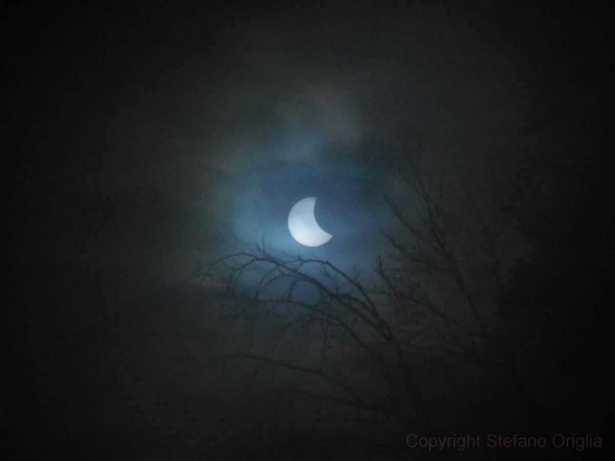 Photographs of the solar eclipse taken by amateur astronomers: