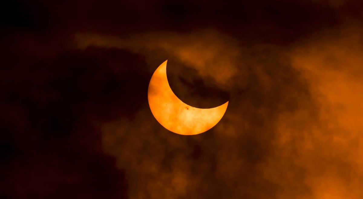 Photographs of the solar eclipse taken by amateur astronomers: