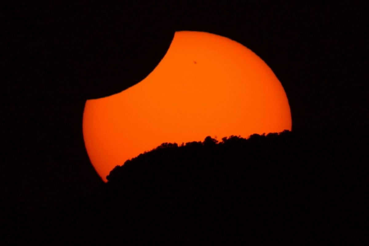 Photographs of the solar eclipse taken by amateur astronomers: