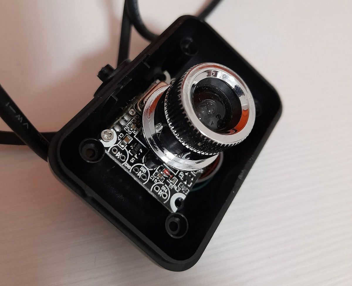 We remove the front cover and see that there is not much electronics in the device itself