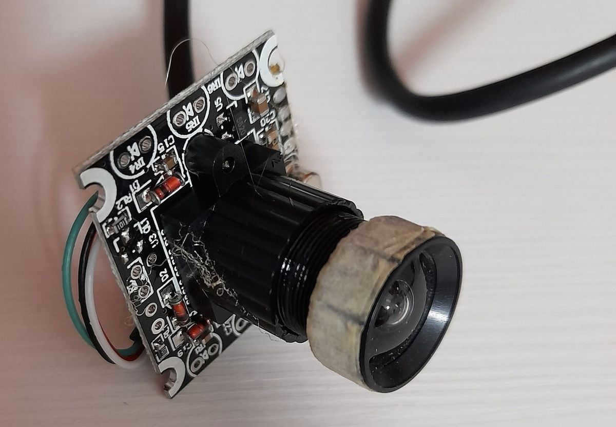 The matrix is hidden directly under the "lens". It consists of a lens and a light filter. In short, what we do not need.