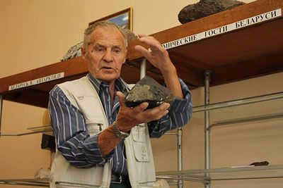 Vsevolod Bordon with a moulage of the meteorite Zabrodje.