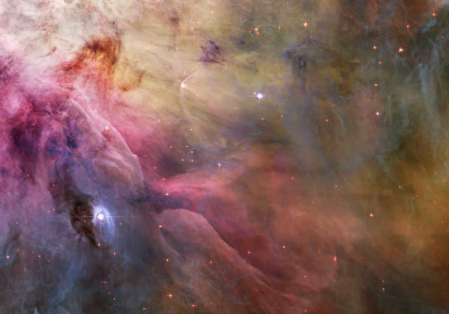 In front of you is a close-up of the cosmic clouds and winds of LL Orion colliding with the M42 stream. LL Orion is a variable star whose wind energy exceeds that of the Sun. It gains tremendous speed and crashes into the slow gas, causing a shock wave to form. Just above left of center, a head shock wave, half a light-year in size, can be seen. The slow gas is moving away from Orion's Trapezium (top left). The shock wave takes the shape of a bright bowl. It is a large-scale stellar breeding ground filled with many liquid forms responsible for star formation.