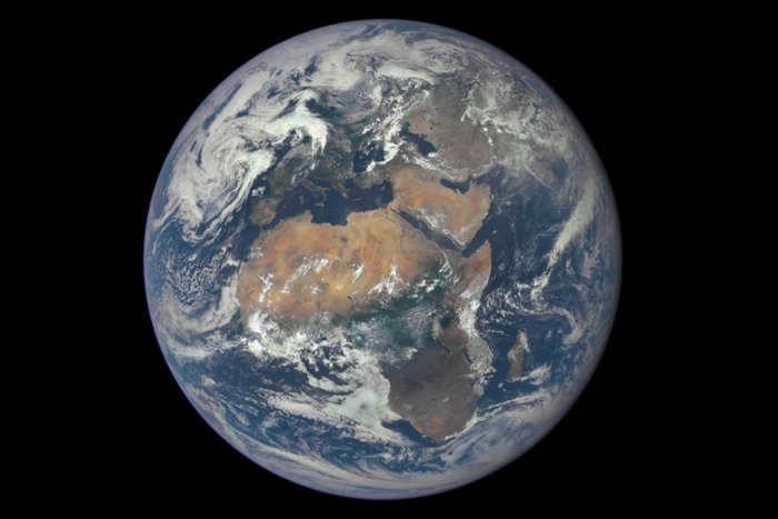 How have scientists determined the mass of Earth and other planets?