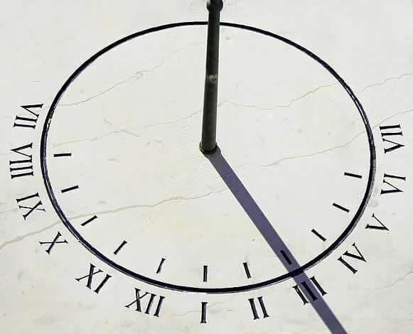 Statically installed, such clocks allow you to determine the time of day all year round.
