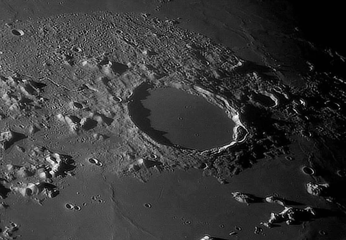 How to look through a telescope to get a good and full view of the Moon