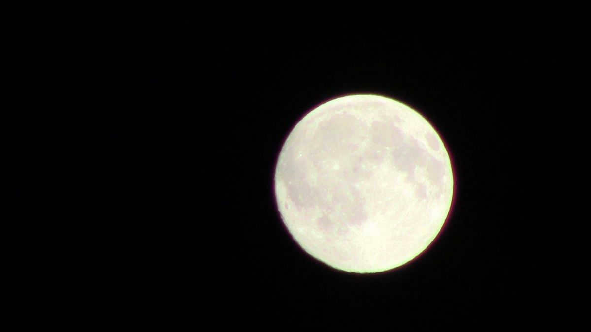 How to look through a telescope to get a good and full view of the Moon