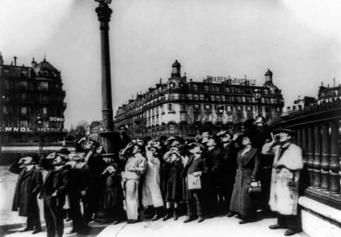 Parisians watching a solar eclipse on the Place de la Bastille. 1912 г.
