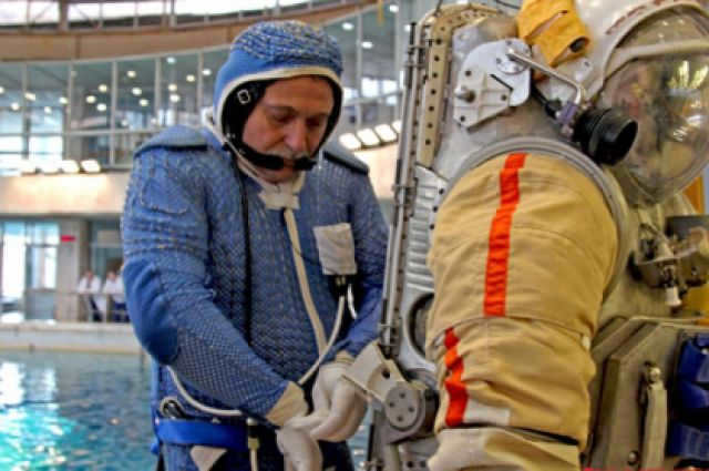 Cosmonaut Fyodor Yurchikhin puts on a spacesuit.