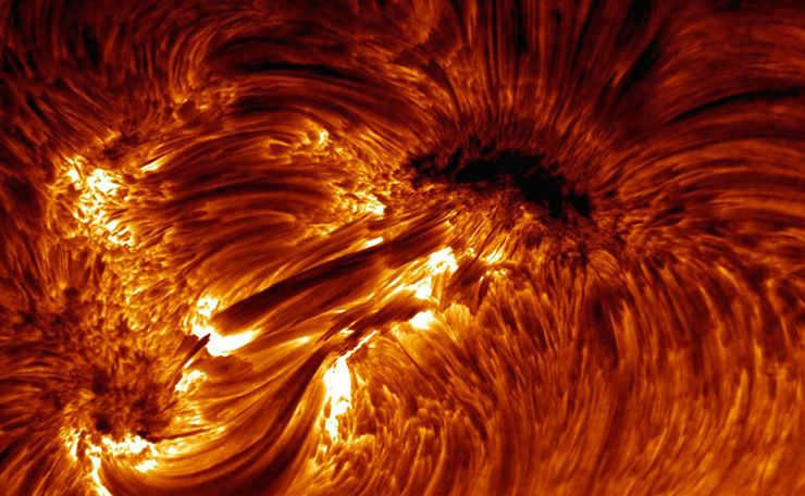 The structure of the magnetic field in the sunspot region is clearly visible in the image in the H⍺ line. Photo: Solar-B (Hinode, JAXA/NASA/PPARC