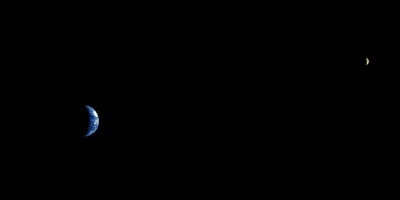 An image of the Earth and Moon from Mars Express.