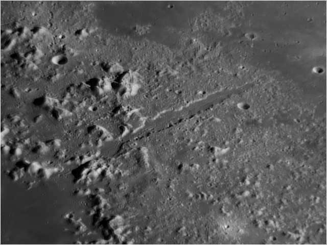 /images/kak-vygljadit-luna-cherez-teleskop_39.jpg