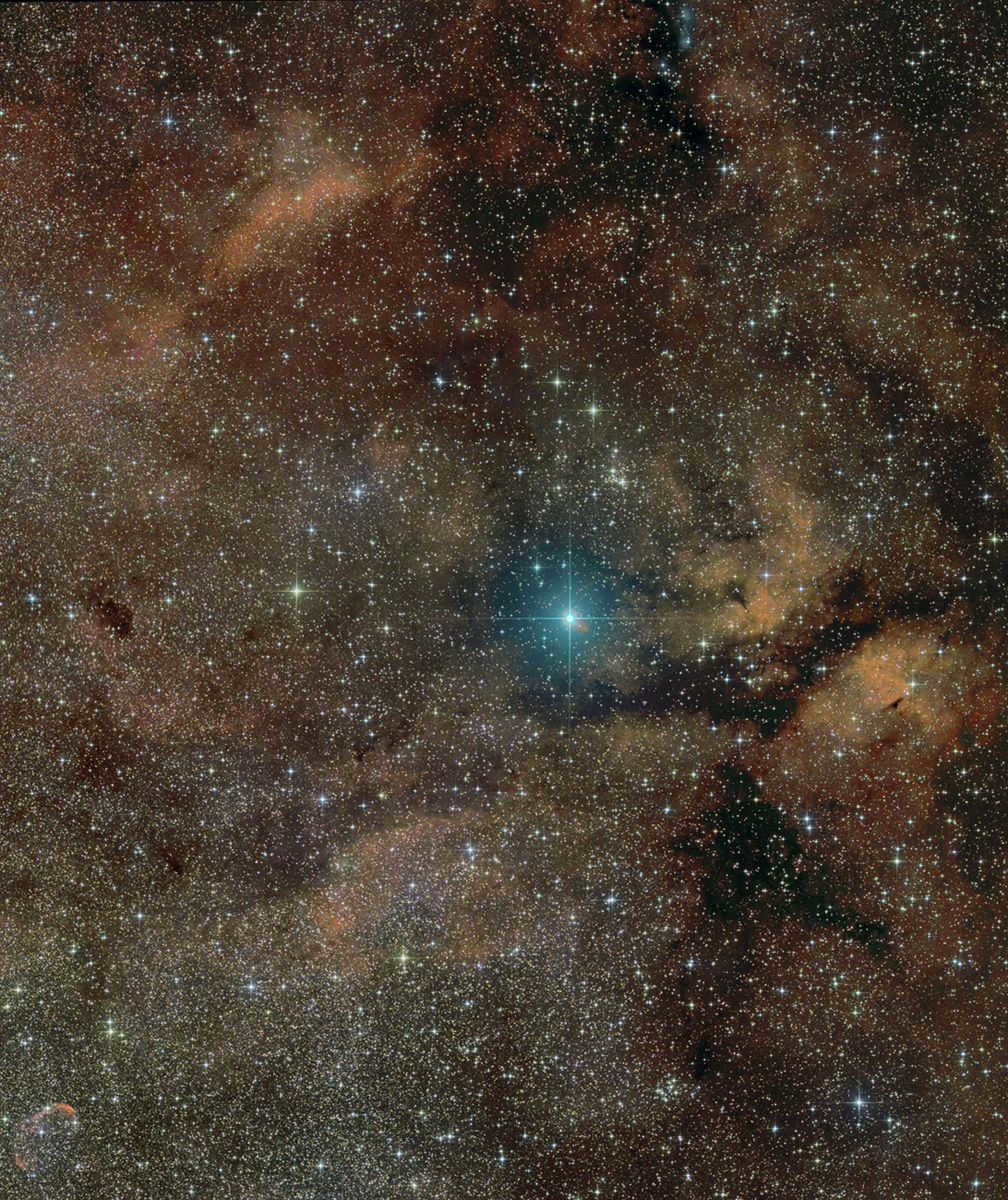 The supergiant star γ of Swan