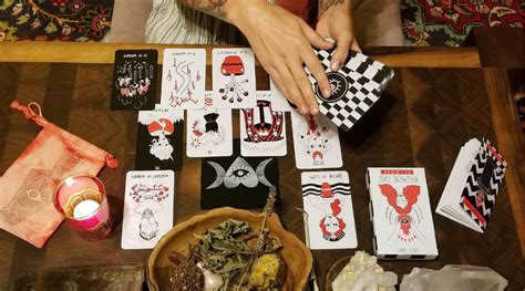 How to bind a deck of Tarot cards to yourself?