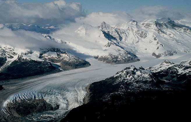  IGDA/Pubbliaerfoto A large valley glacier with tributary glaciers on Tierra del Fuego.