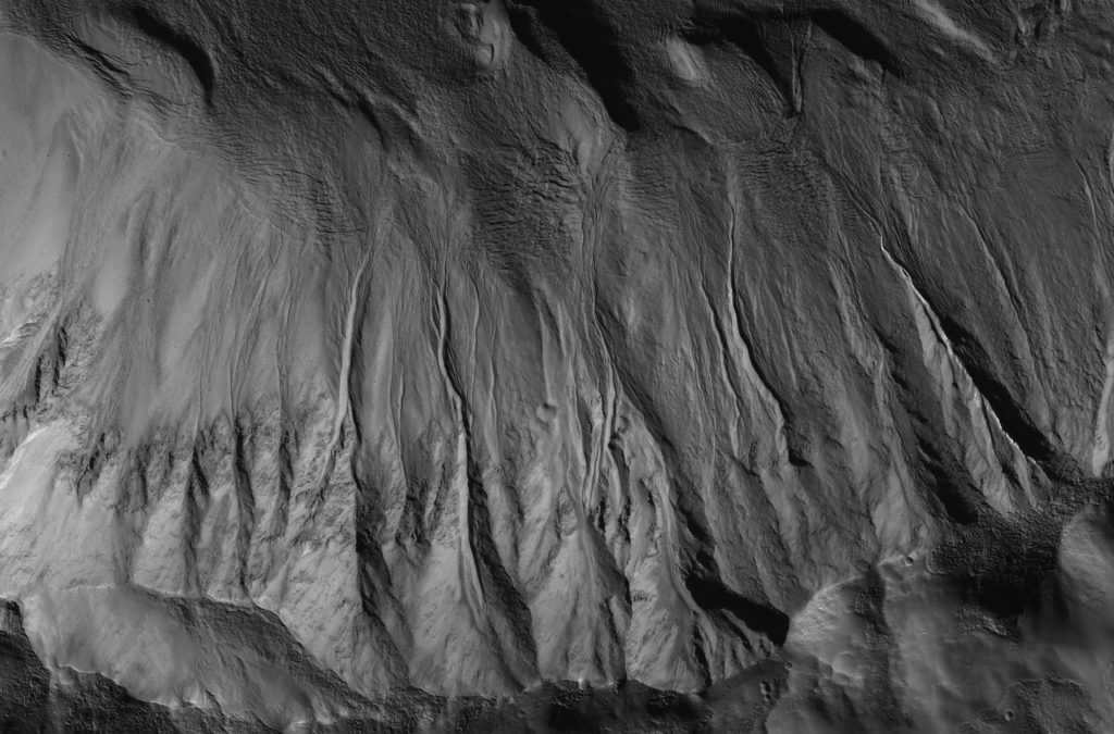 Image taken by the Mars Global Surveyor station. Ditches that may have been formed by streams of water.