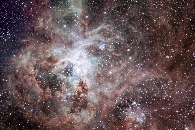 Space record holders: the largest objects in the Universe